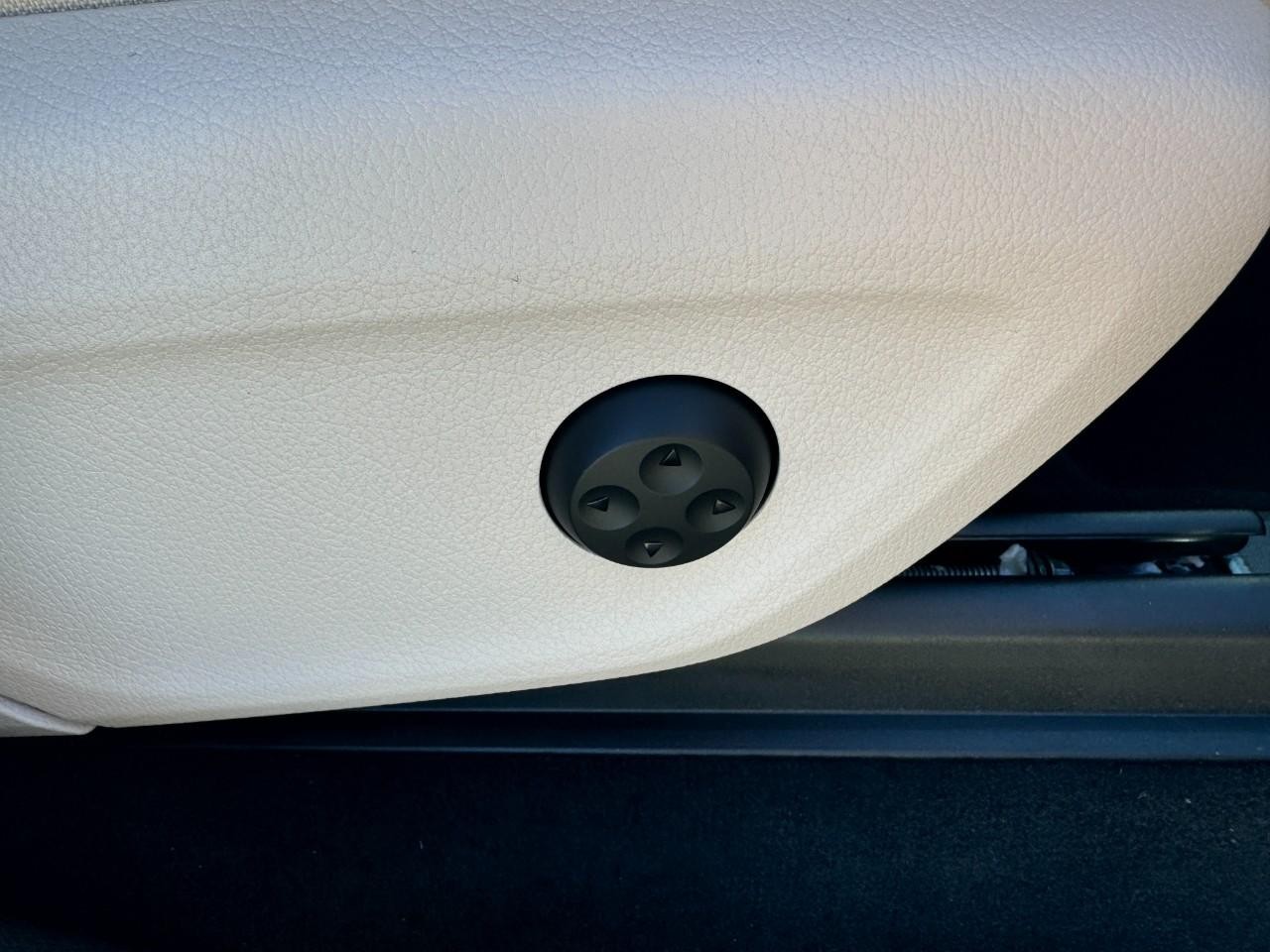 Mercedes-Benz GLE Vehicle Full-screen Gallery Image 20