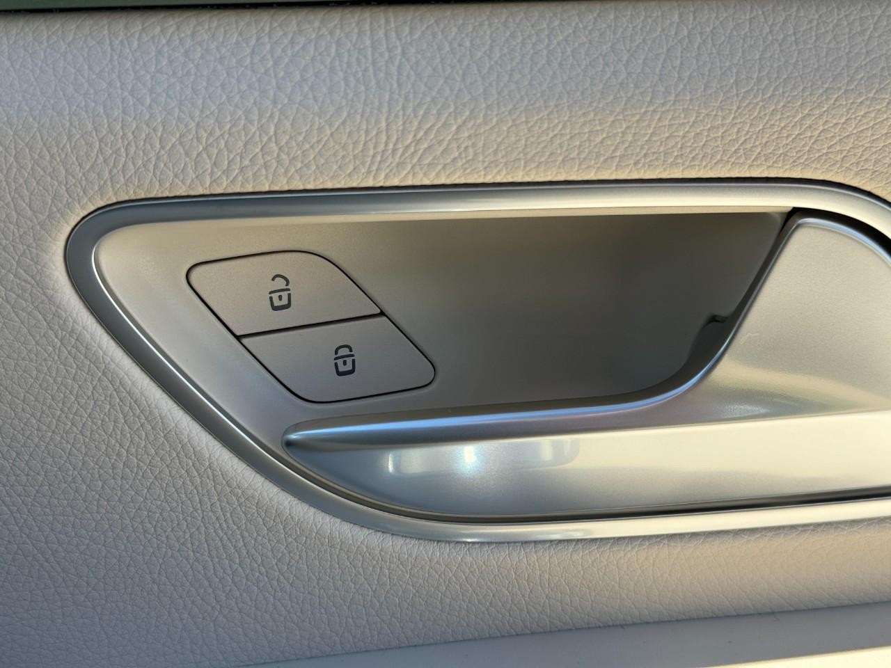 Mercedes-Benz GLE Vehicle Full-screen Gallery Image 22