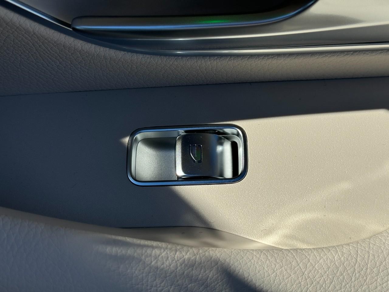 Mercedes-Benz GLE Vehicle Full-screen Gallery Image 23