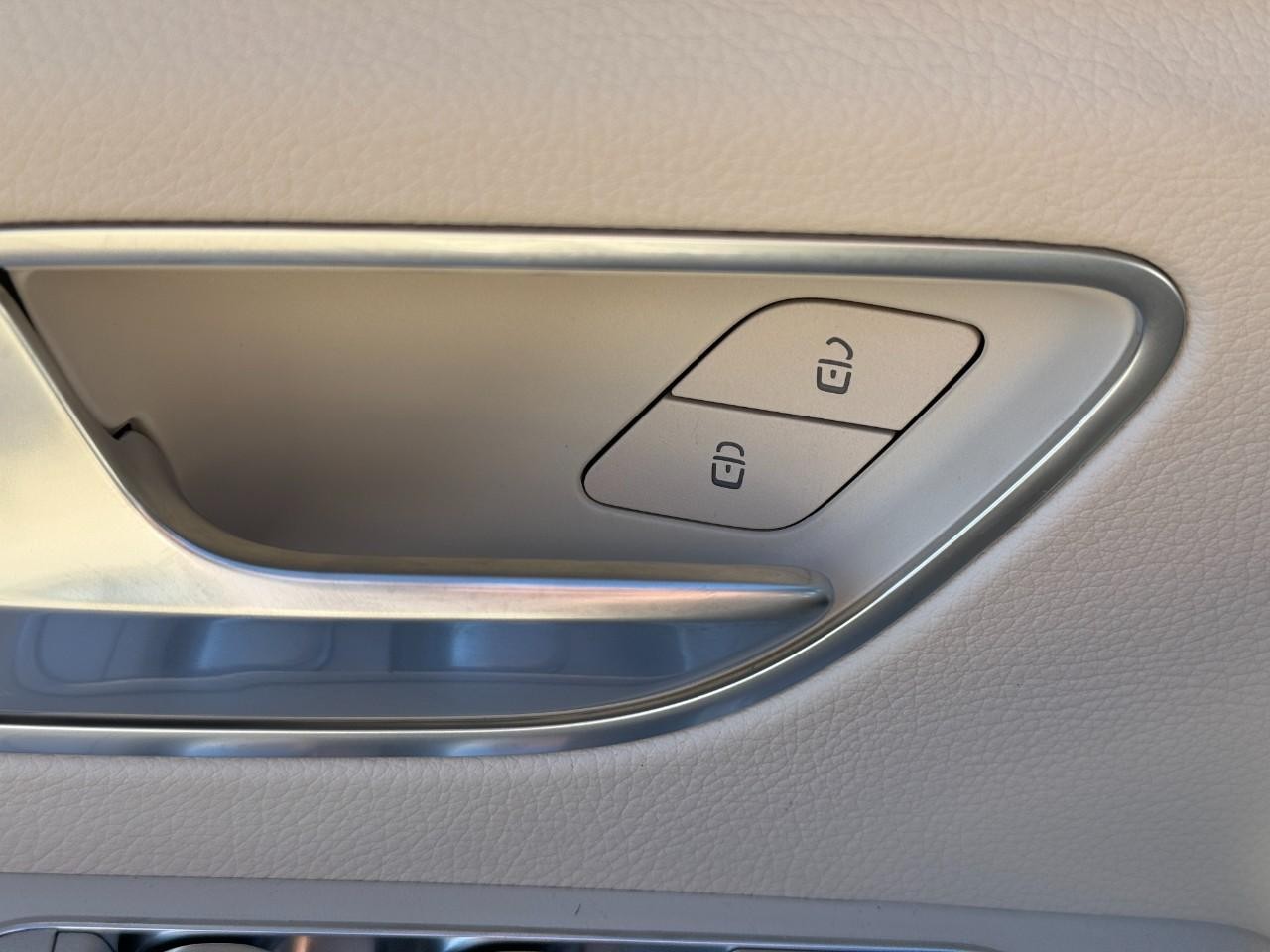 Mercedes-Benz GLE Vehicle Full-screen Gallery Image 26