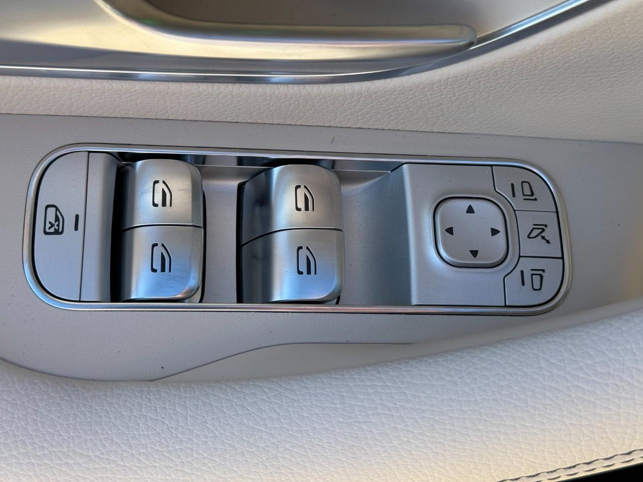 Mercedes-Benz GLE Vehicle Full-screen Gallery Image 27