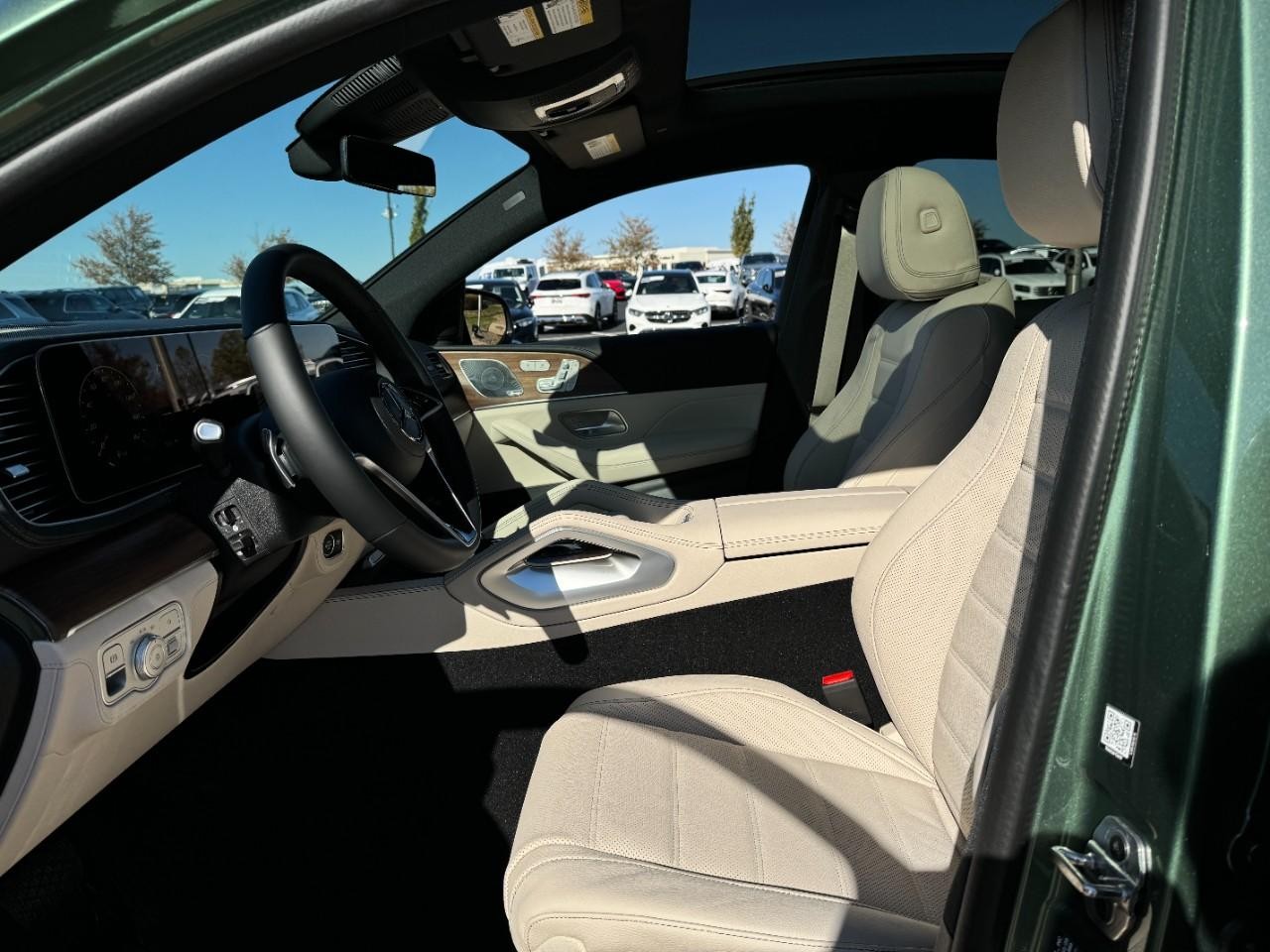 Mercedes-Benz GLE Vehicle Full-screen Gallery Image 29