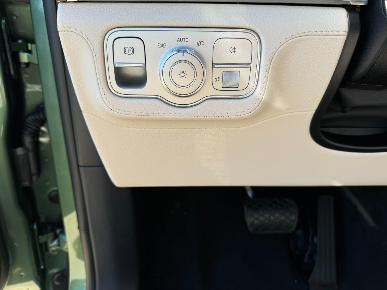 Mercedes-Benz GLE Vehicle Full-screen Gallery Image 32