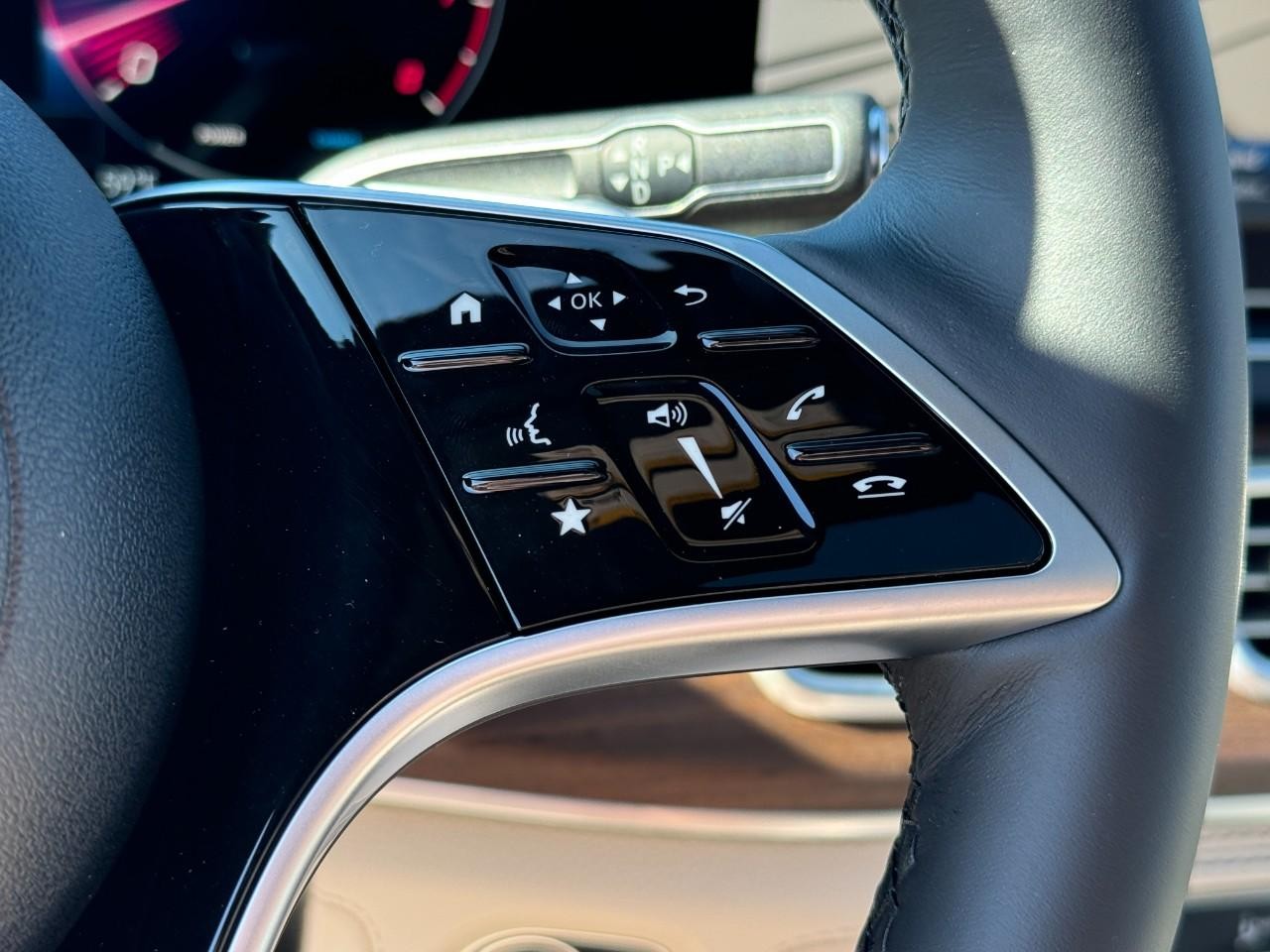 Mercedes-Benz GLE Vehicle Full-screen Gallery Image 34