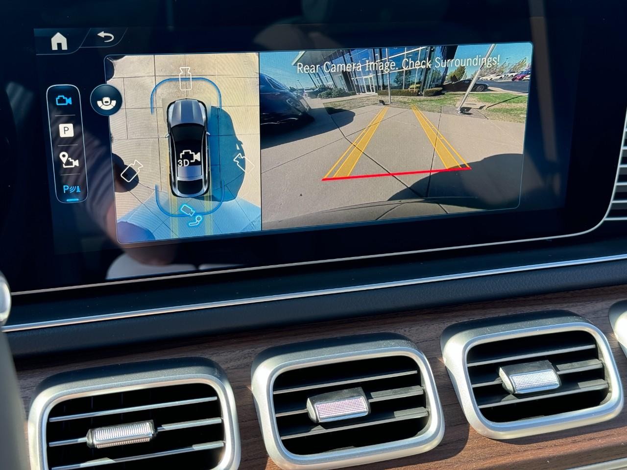 Mercedes-Benz GLE Vehicle Full-screen Gallery Image 37