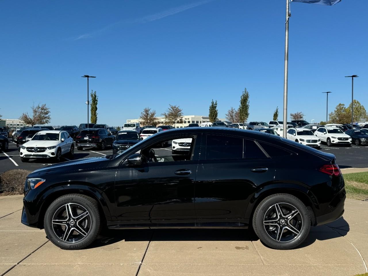 Mercedes-Benz GLE Vehicle Full-screen Gallery Image 2