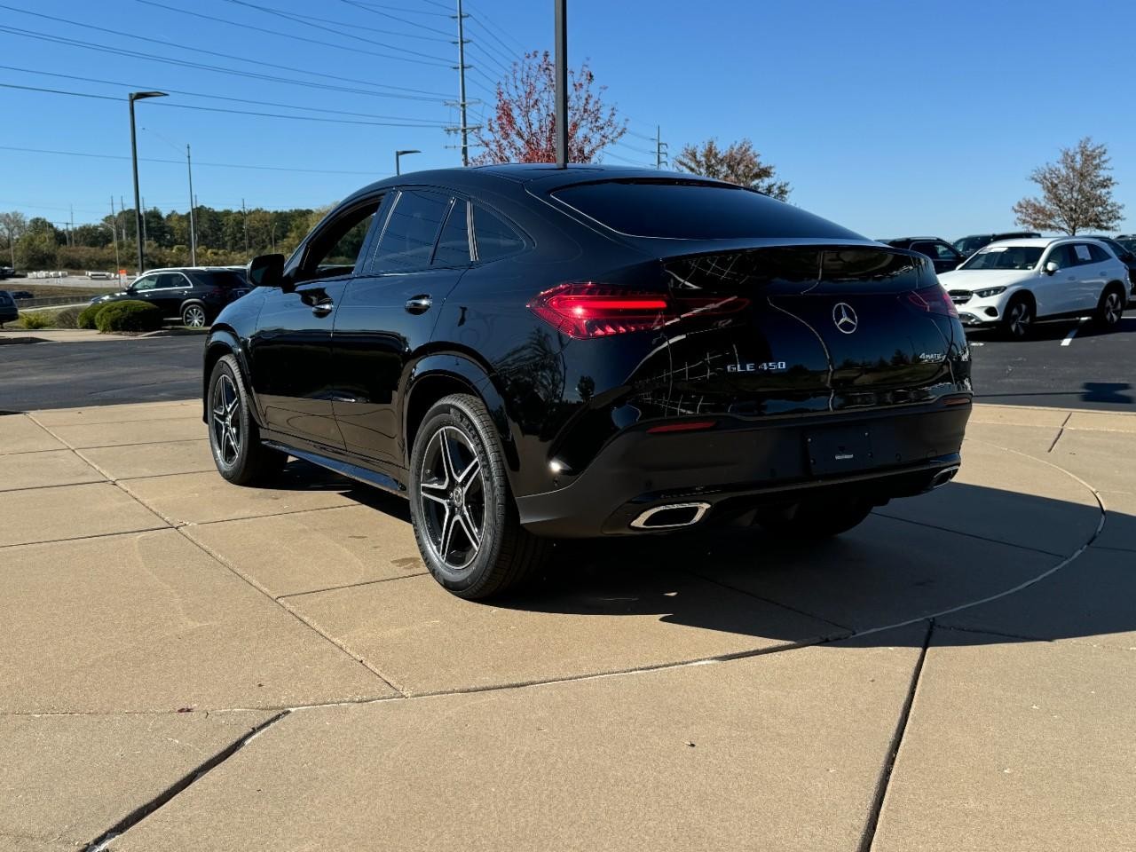 Mercedes-Benz GLE Vehicle Full-screen Gallery Image 3
