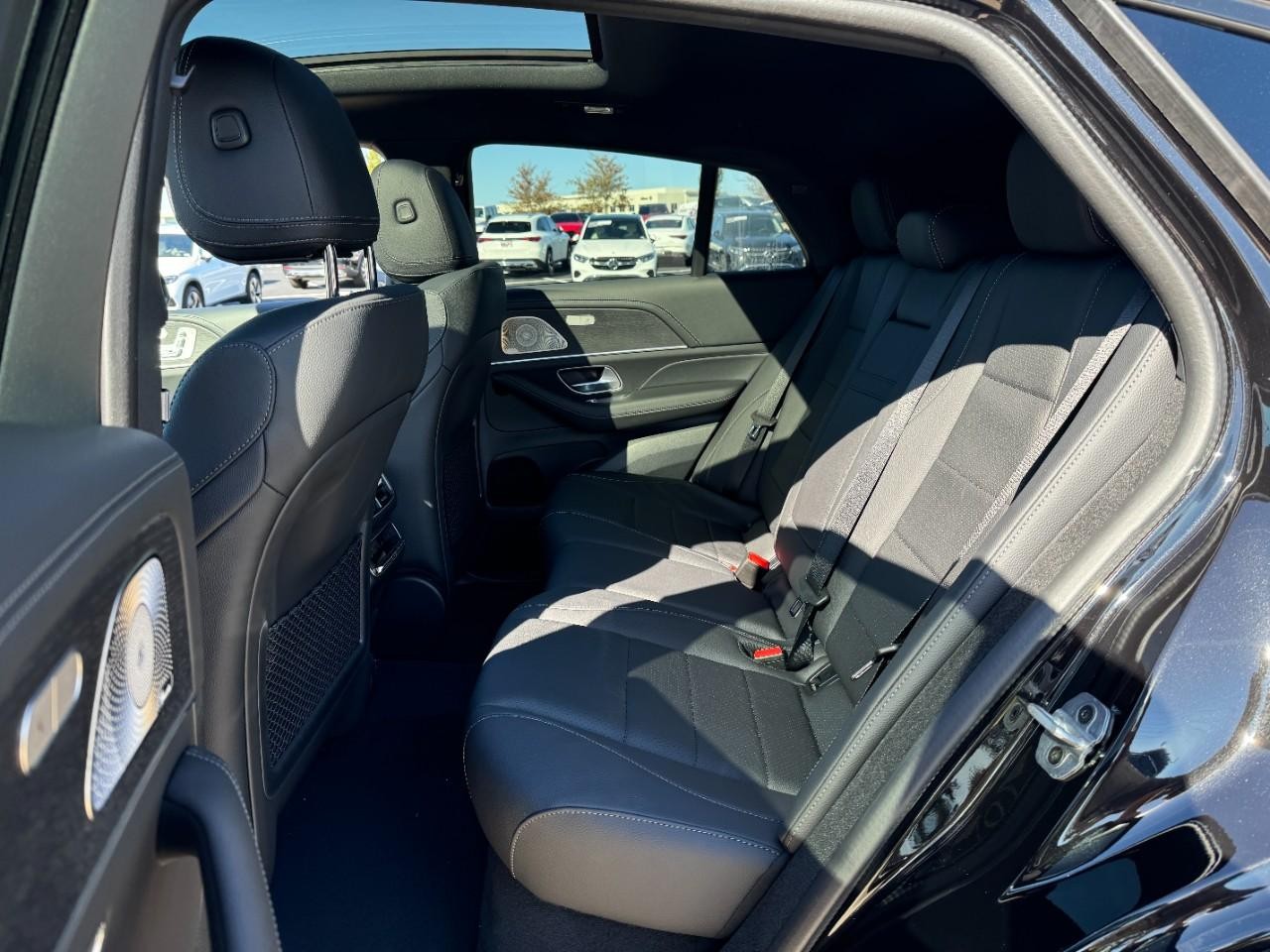 Mercedes-Benz GLE Vehicle Full-screen Gallery Image 8