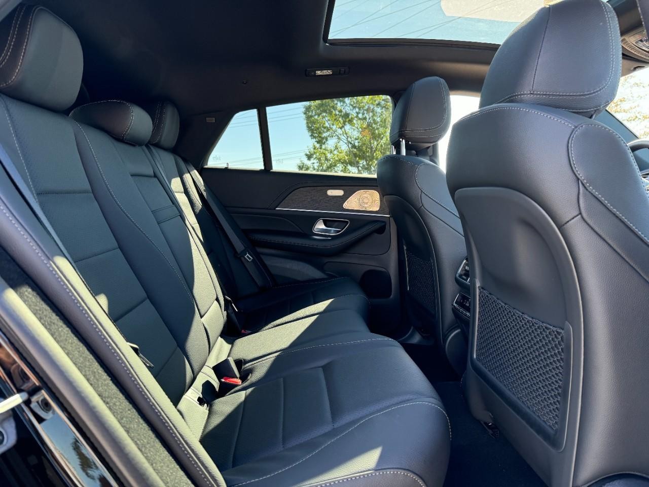 Mercedes-Benz GLE Vehicle Full-screen Gallery Image 10