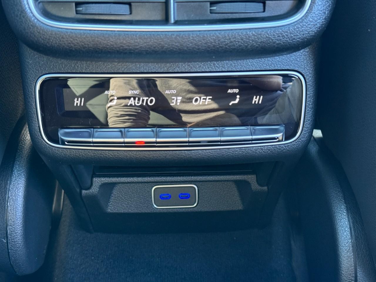 Mercedes-Benz GLE Vehicle Full-screen Gallery Image 11