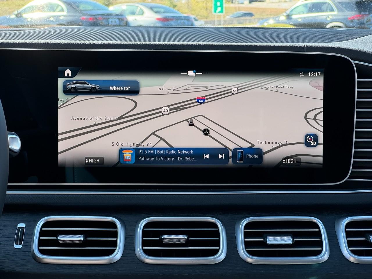 Mercedes-Benz GLE Vehicle Full-screen Gallery Image 15