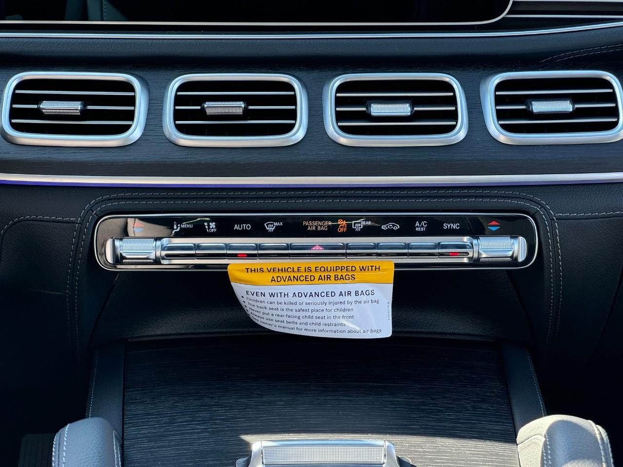 Mercedes-Benz GLE Vehicle Full-screen Gallery Image 16