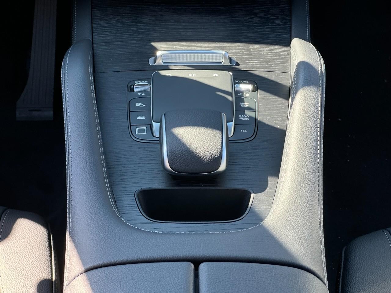 Mercedes-Benz GLE Vehicle Full-screen Gallery Image 17