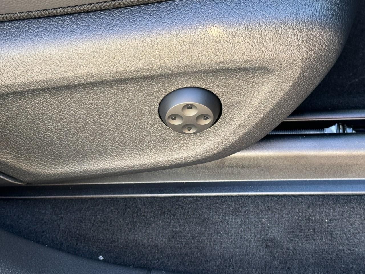 Mercedes-Benz GLE Vehicle Full-screen Gallery Image 21