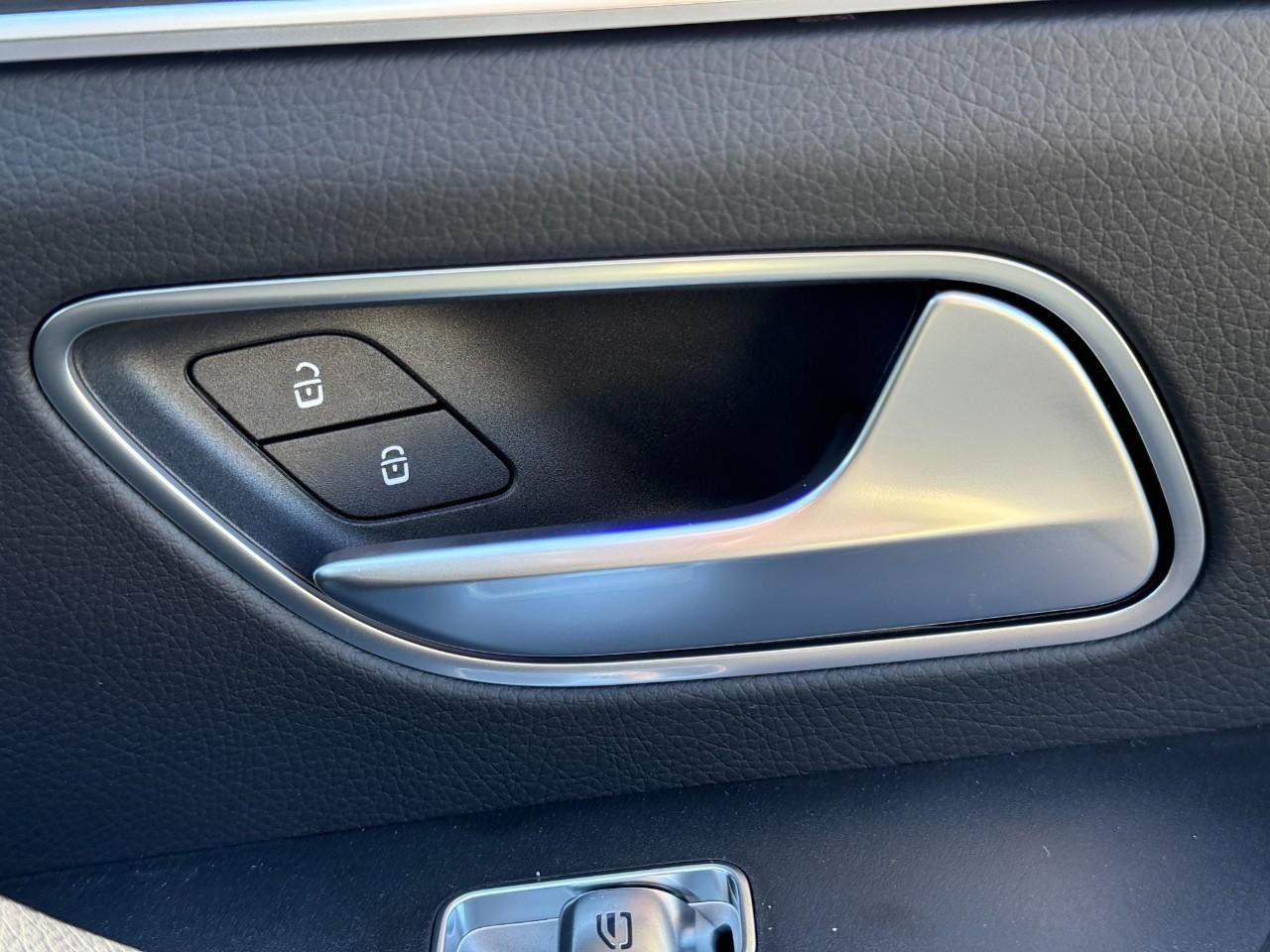 Mercedes-Benz GLE Vehicle Full-screen Gallery Image 23