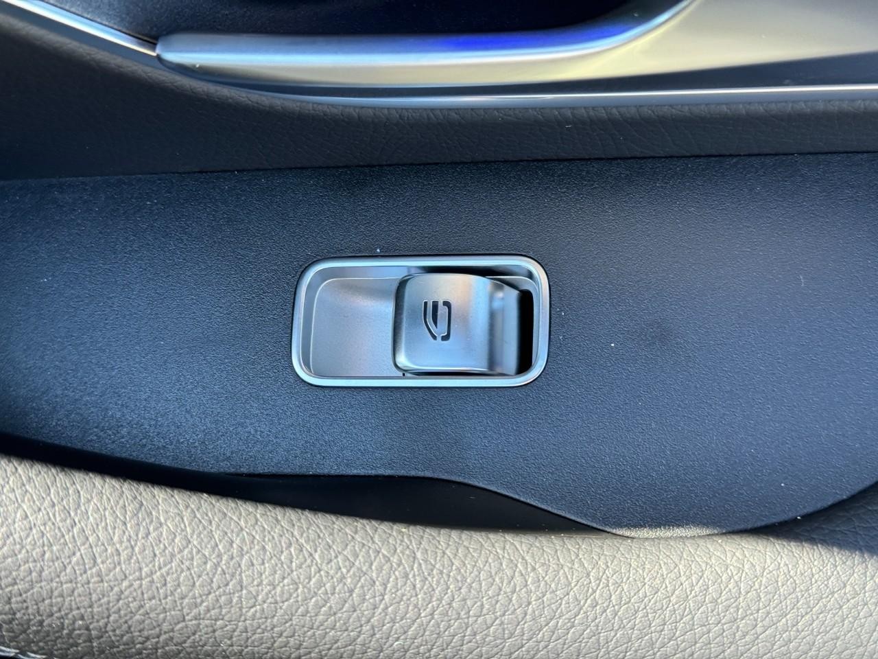 Mercedes-Benz GLE Vehicle Full-screen Gallery Image 24