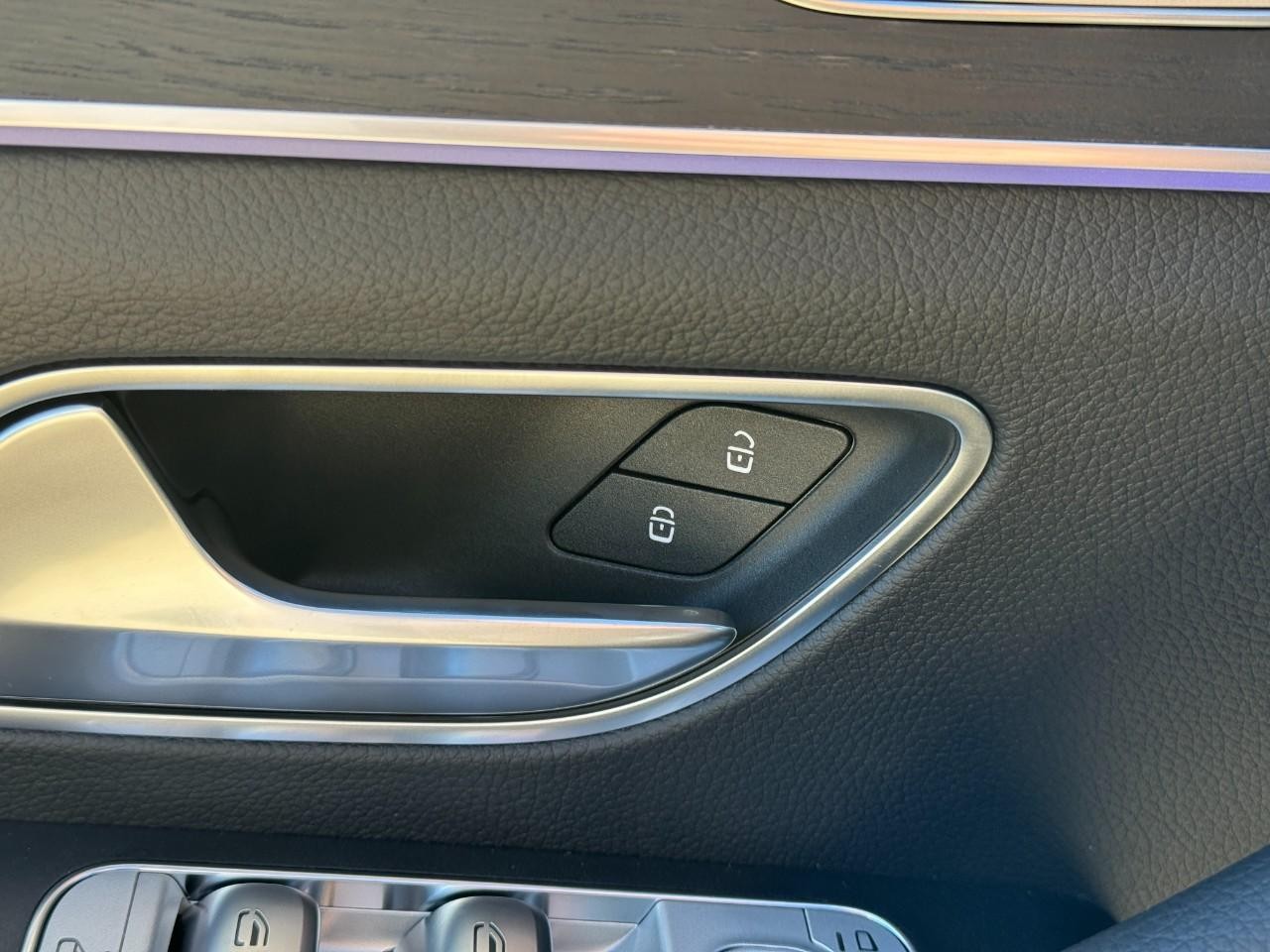 Mercedes-Benz GLE Vehicle Full-screen Gallery Image 27