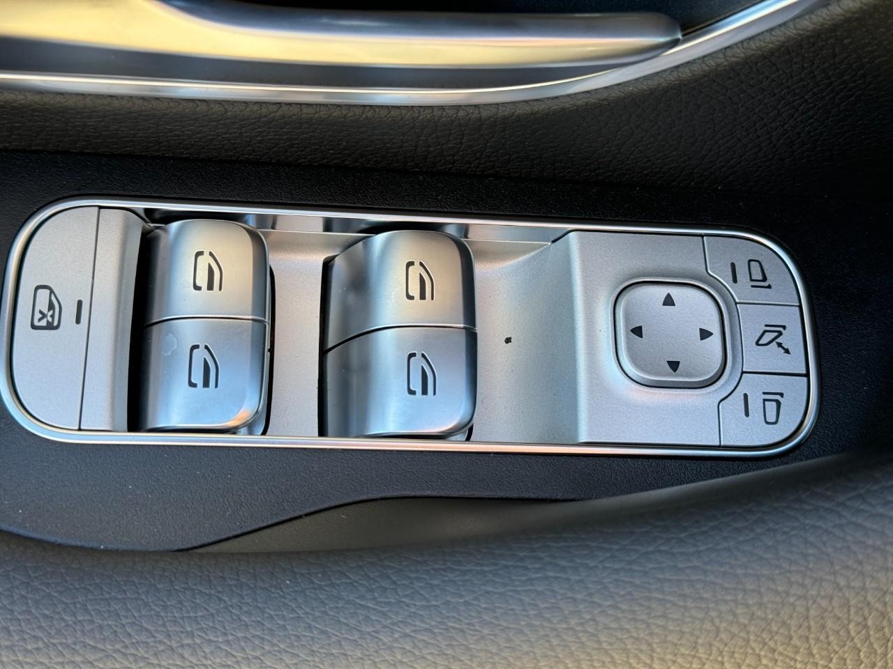 Mercedes-Benz GLE Vehicle Full-screen Gallery Image 28