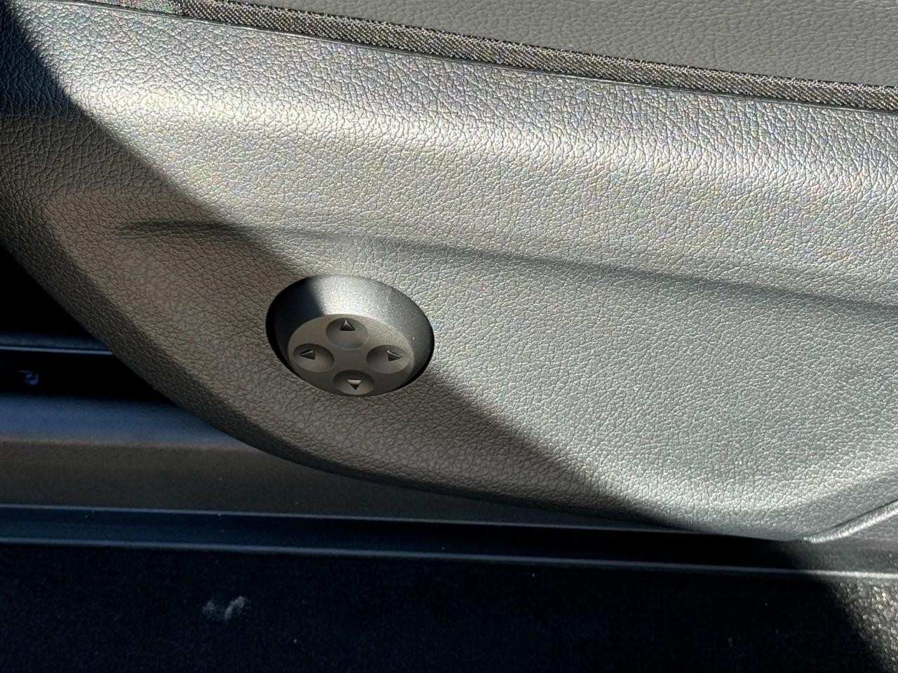 Mercedes-Benz GLE Vehicle Full-screen Gallery Image 32