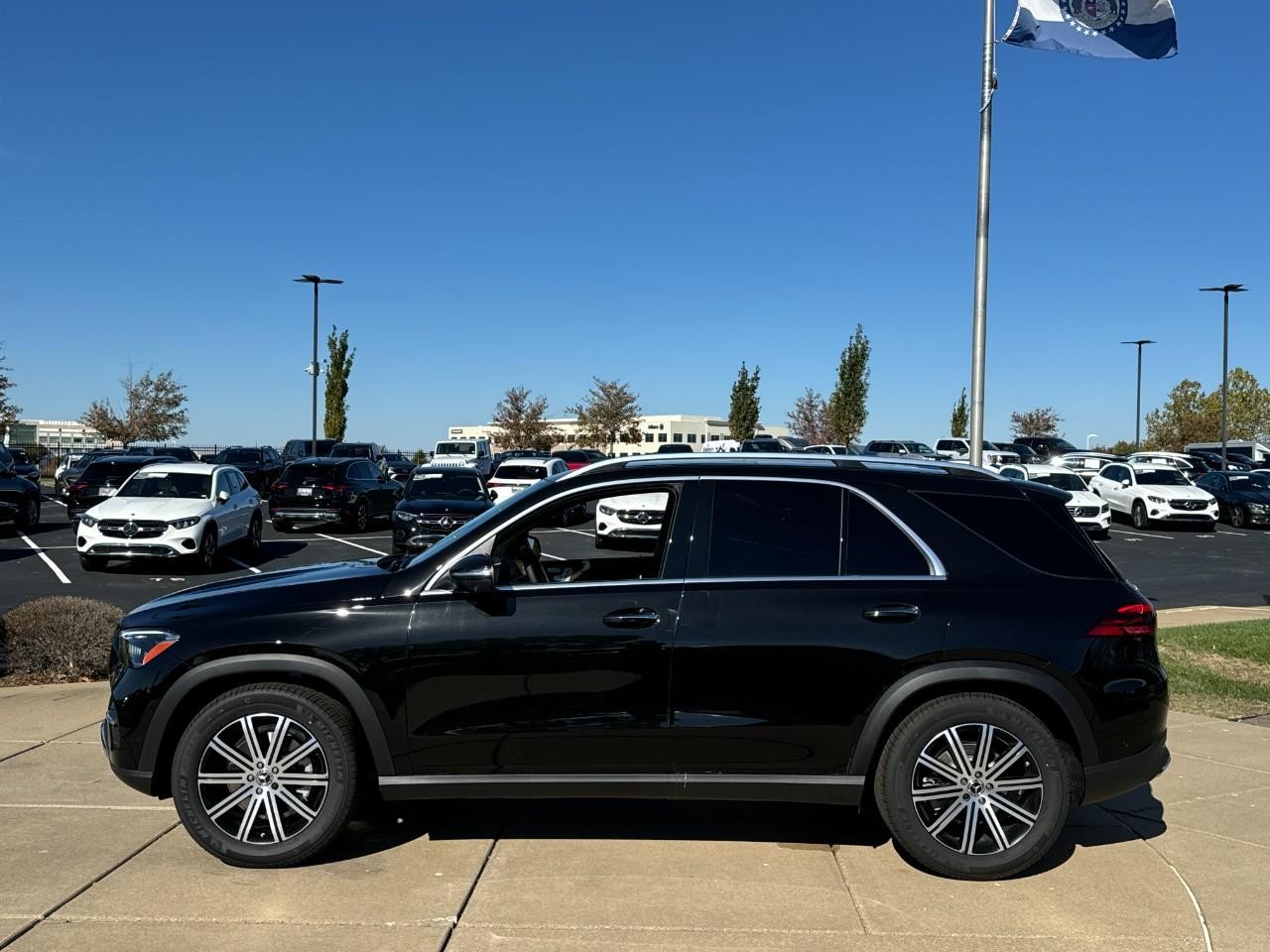 Mercedes-Benz GLE Vehicle Full-screen Gallery Image 2
