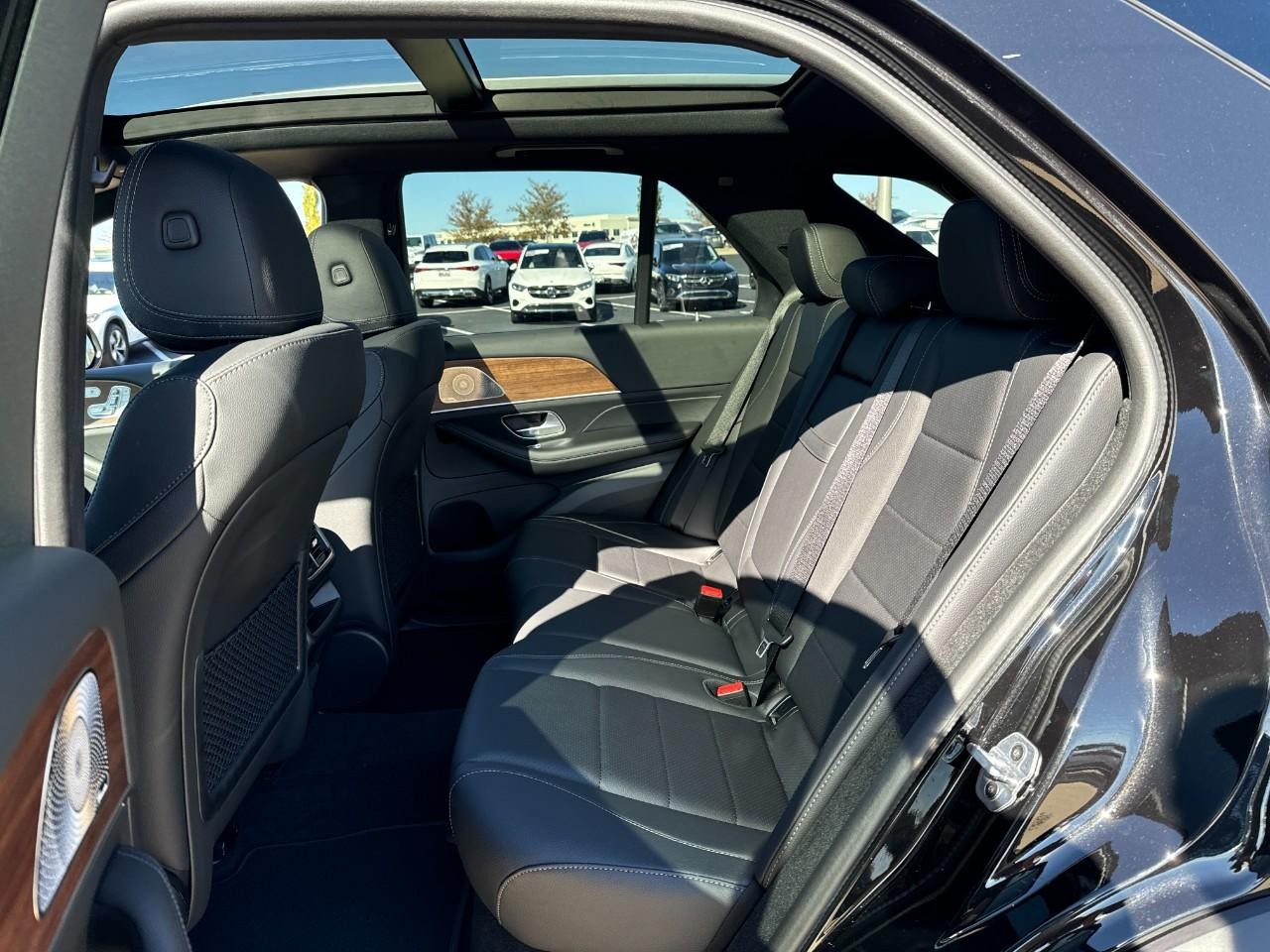 Mercedes-Benz GLE Vehicle Full-screen Gallery Image 8