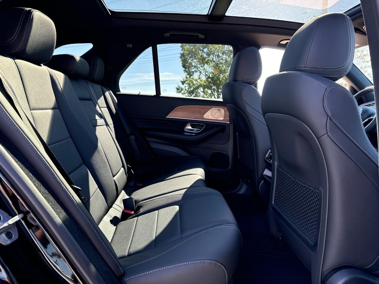 Mercedes-Benz GLE Vehicle Full-screen Gallery Image 10