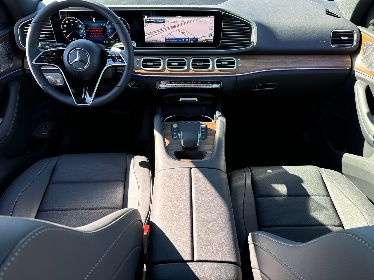 Mercedes-Benz GLE Vehicle Full-screen Gallery Image 12