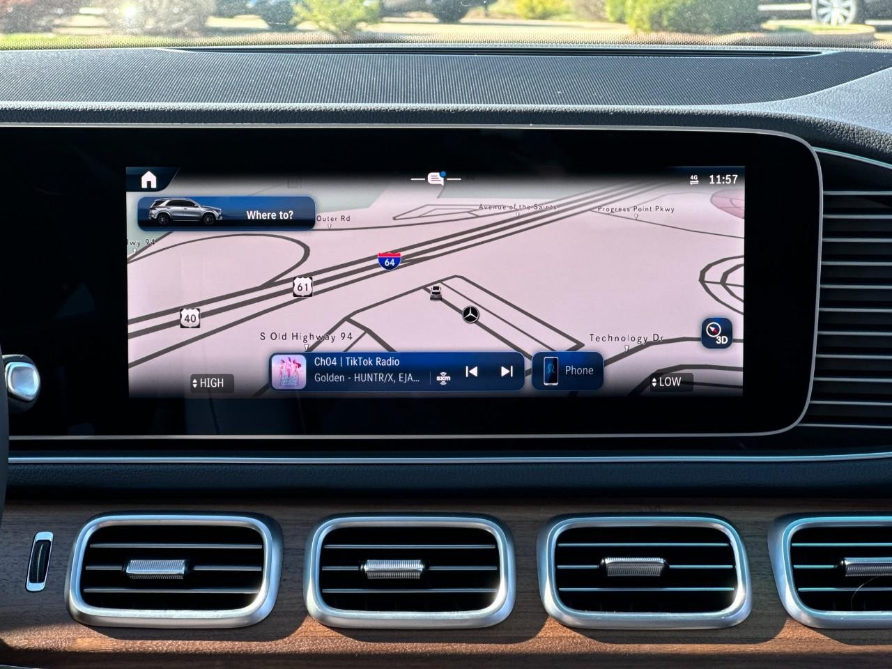 Mercedes-Benz GLE Vehicle Full-screen Gallery Image 14