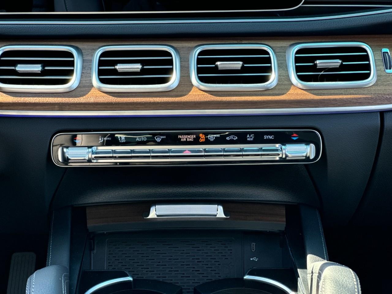 Mercedes-Benz GLE Vehicle Full-screen Gallery Image 15