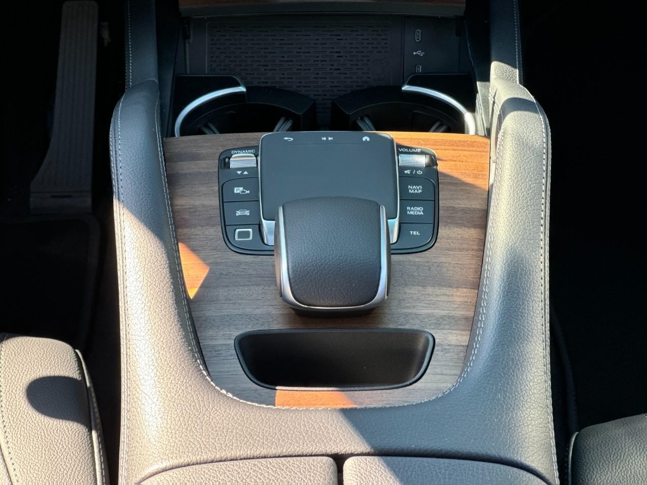 Mercedes-Benz GLE Vehicle Full-screen Gallery Image 16