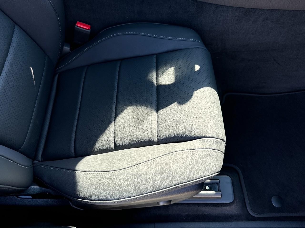 Mercedes-Benz GLE Vehicle Full-screen Gallery Image 19