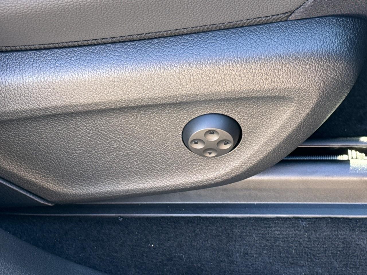 Mercedes-Benz GLE Vehicle Full-screen Gallery Image 20