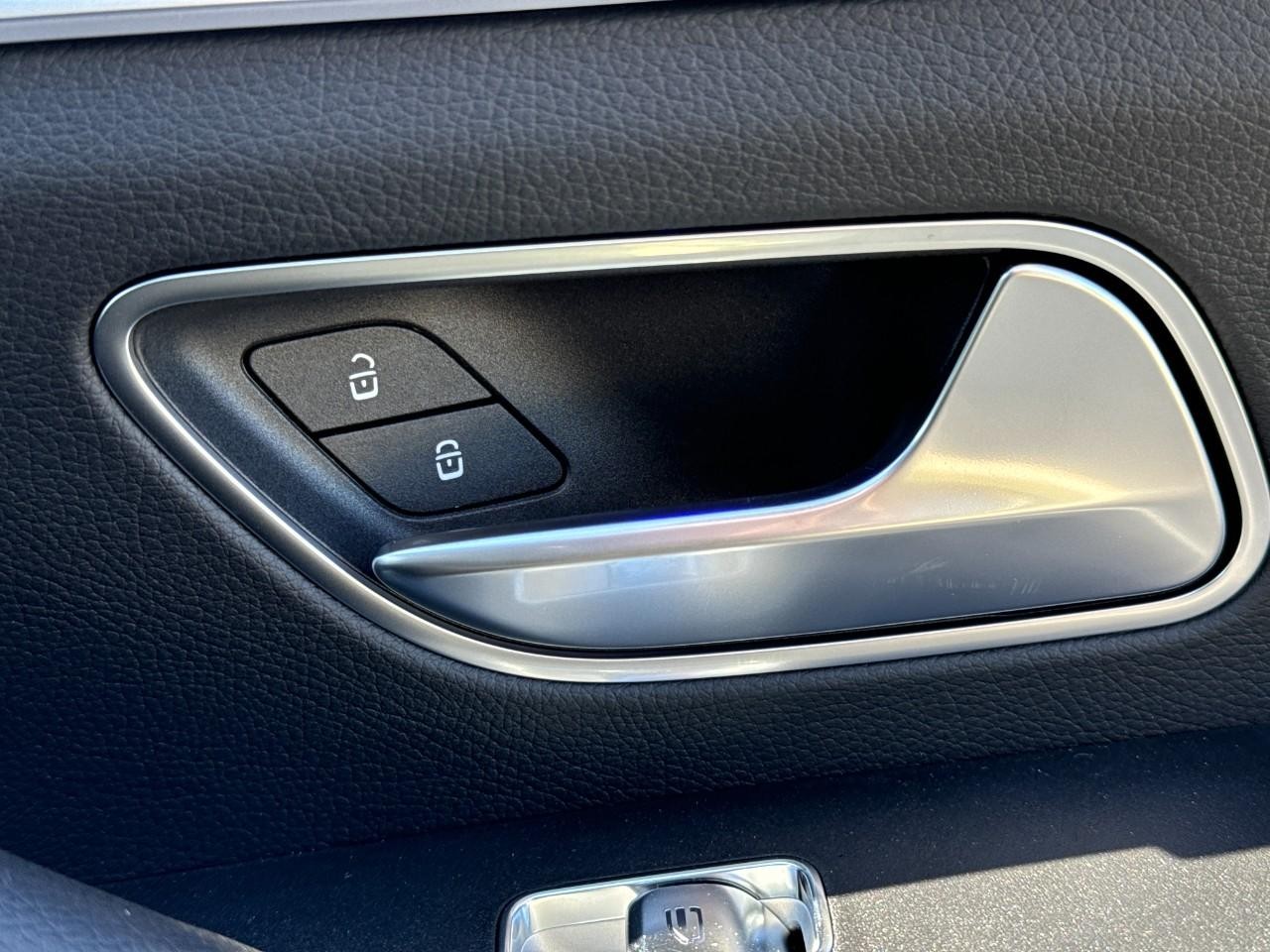 Mercedes-Benz GLE Vehicle Full-screen Gallery Image 22