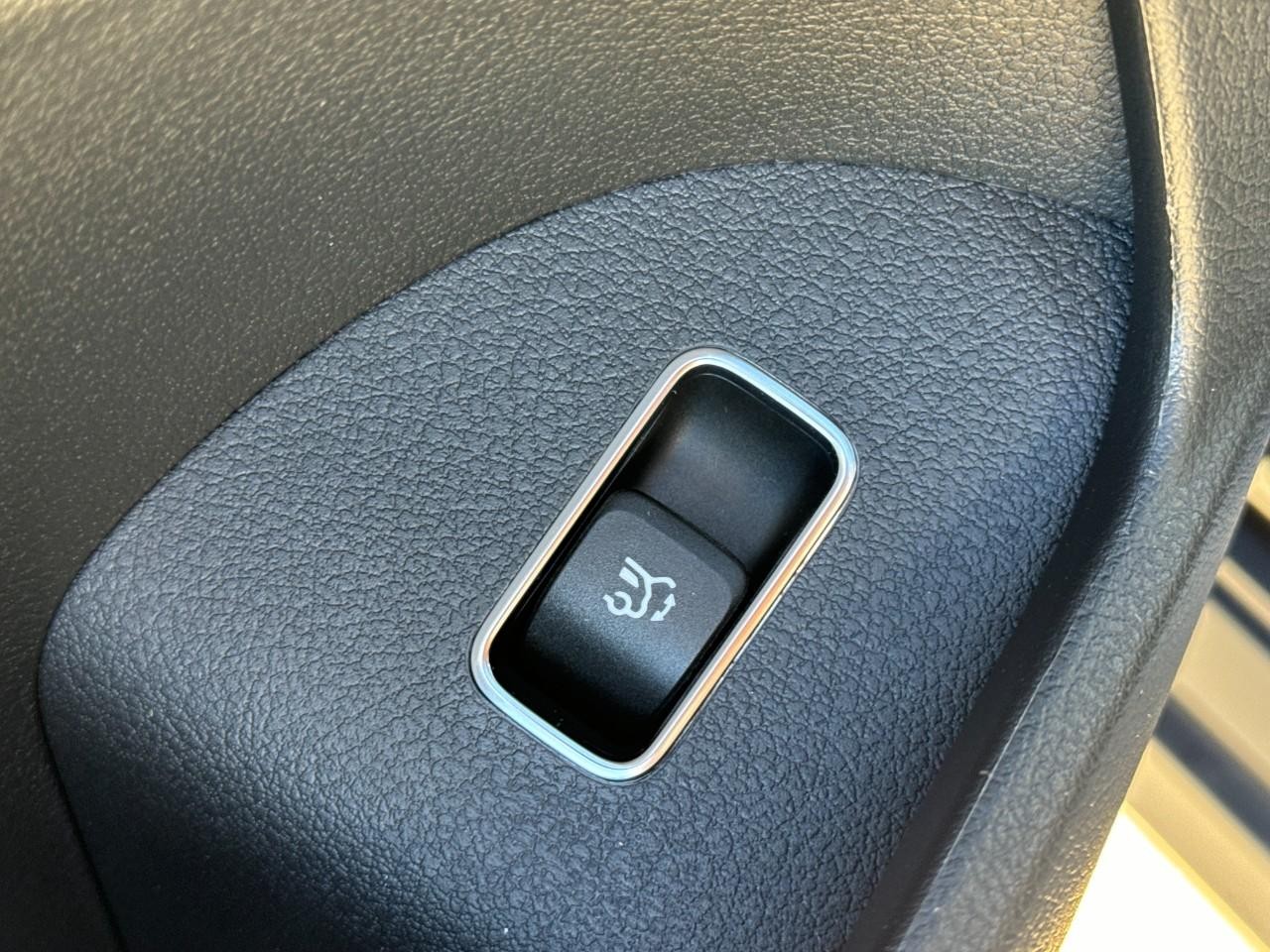 Mercedes-Benz GLE Vehicle Full-screen Gallery Image 28