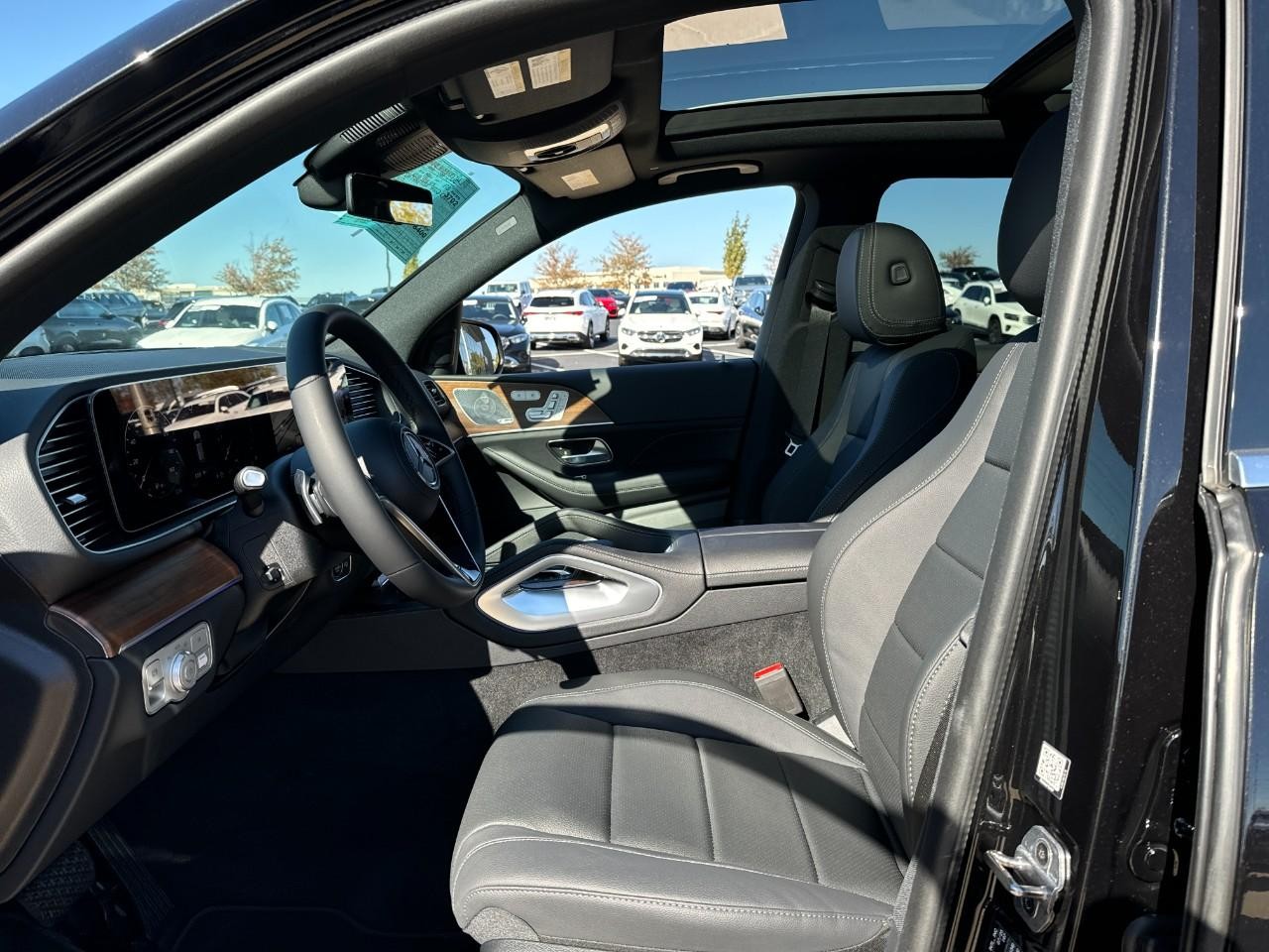 Mercedes-Benz GLE Vehicle Full-screen Gallery Image 29