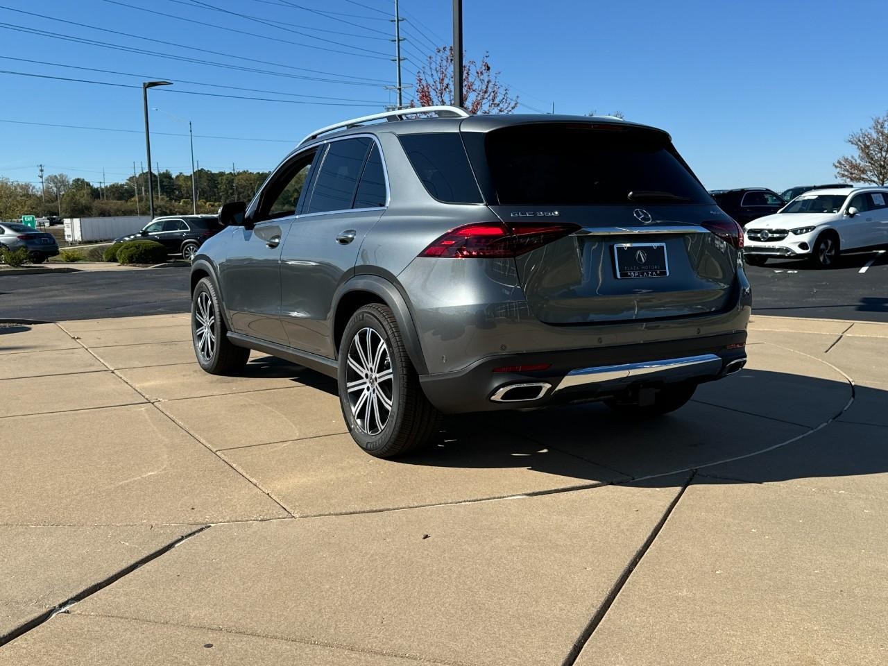 Mercedes-Benz GLE Vehicle Full-screen Gallery Image 3