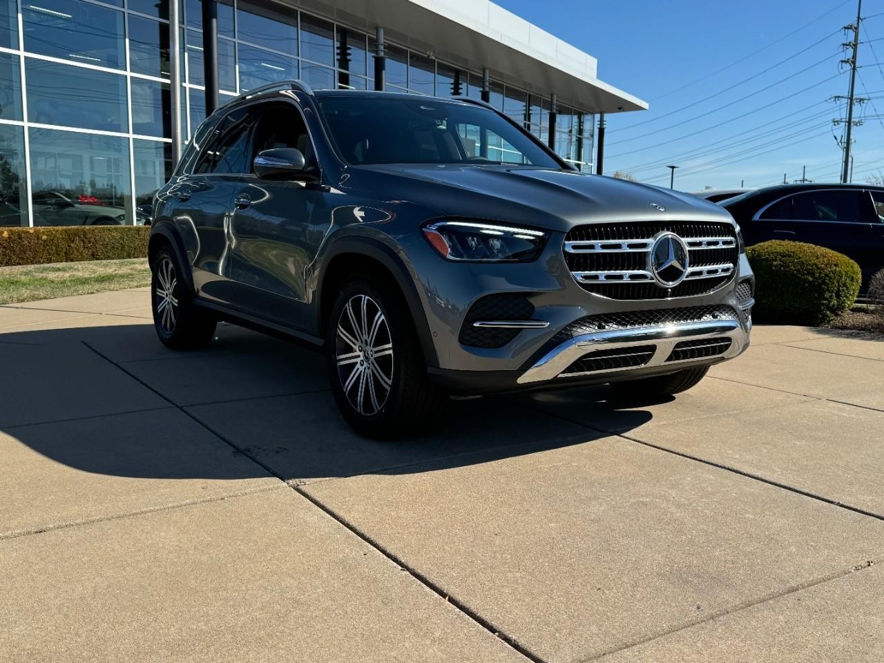 Mercedes-Benz GLE Vehicle Full-screen Gallery Image 6