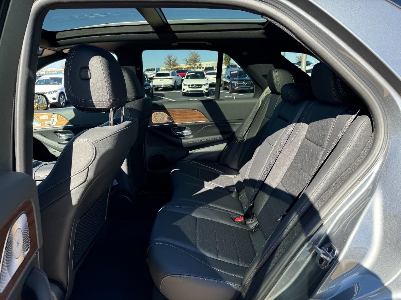 Mercedes-Benz GLE Vehicle Full-screen Gallery Image 8