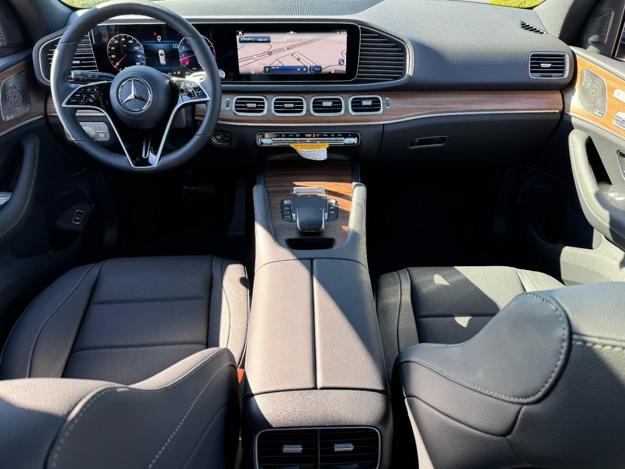 Mercedes-Benz GLE Vehicle Full-screen Gallery Image 12