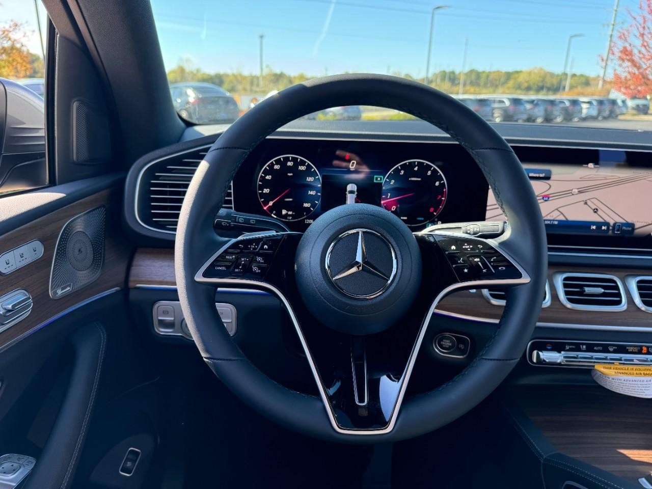 Mercedes-Benz GLE Vehicle Full-screen Gallery Image 13