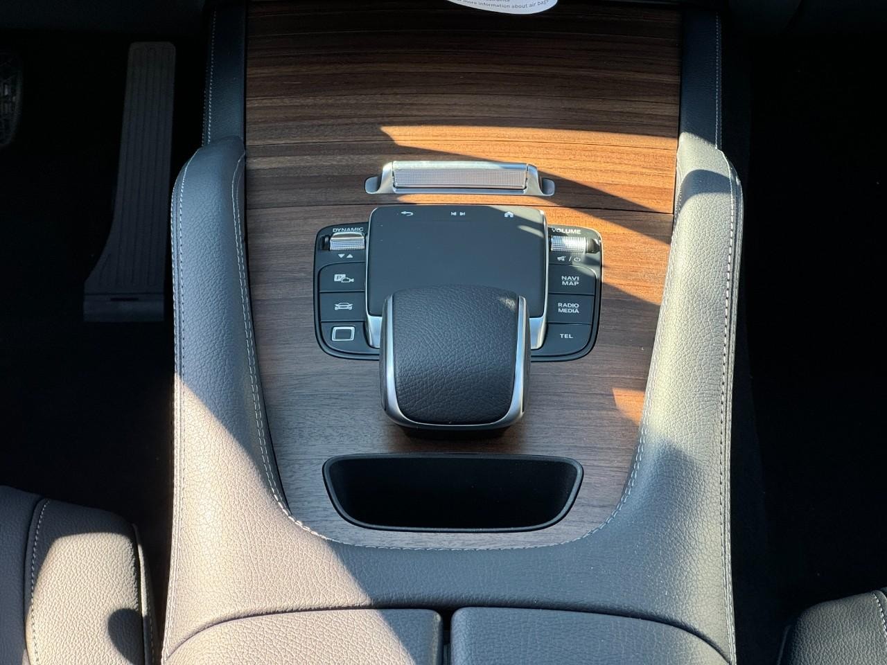 Mercedes-Benz GLE Vehicle Full-screen Gallery Image 16