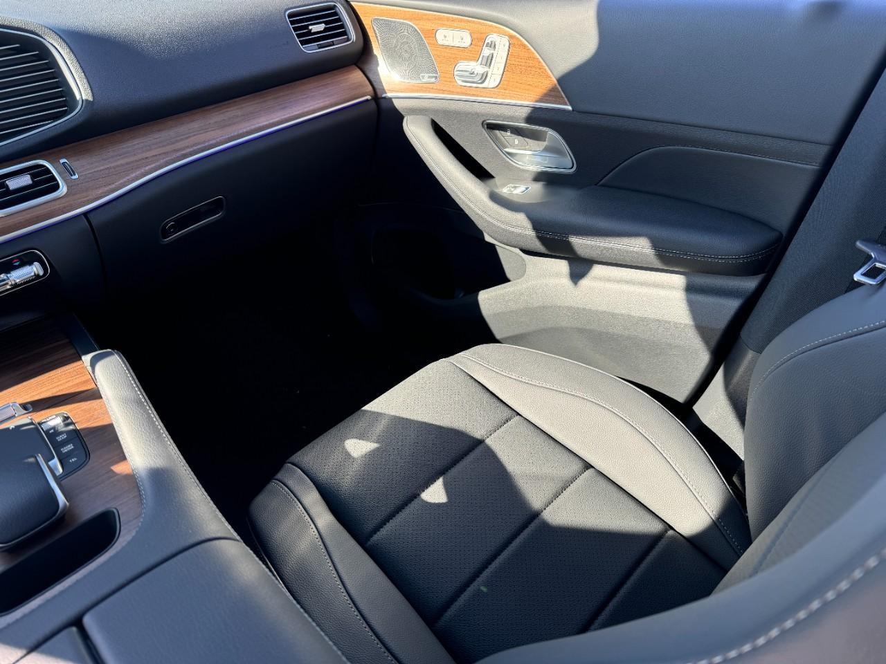 Mercedes-Benz GLE Vehicle Full-screen Gallery Image 17