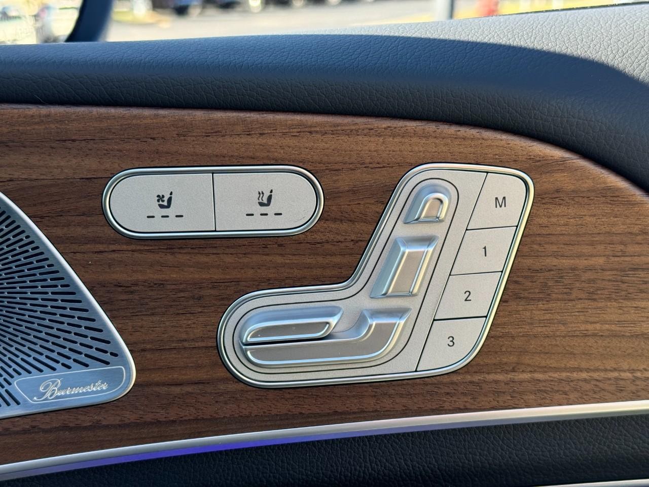 Mercedes-Benz GLE Vehicle Full-screen Gallery Image 21