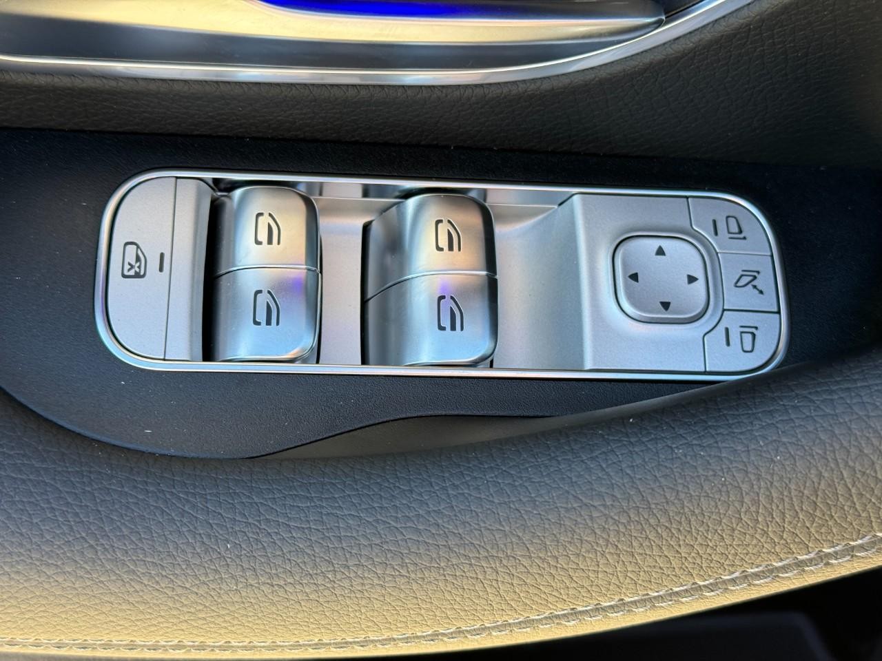 Mercedes-Benz GLE Vehicle Full-screen Gallery Image 27