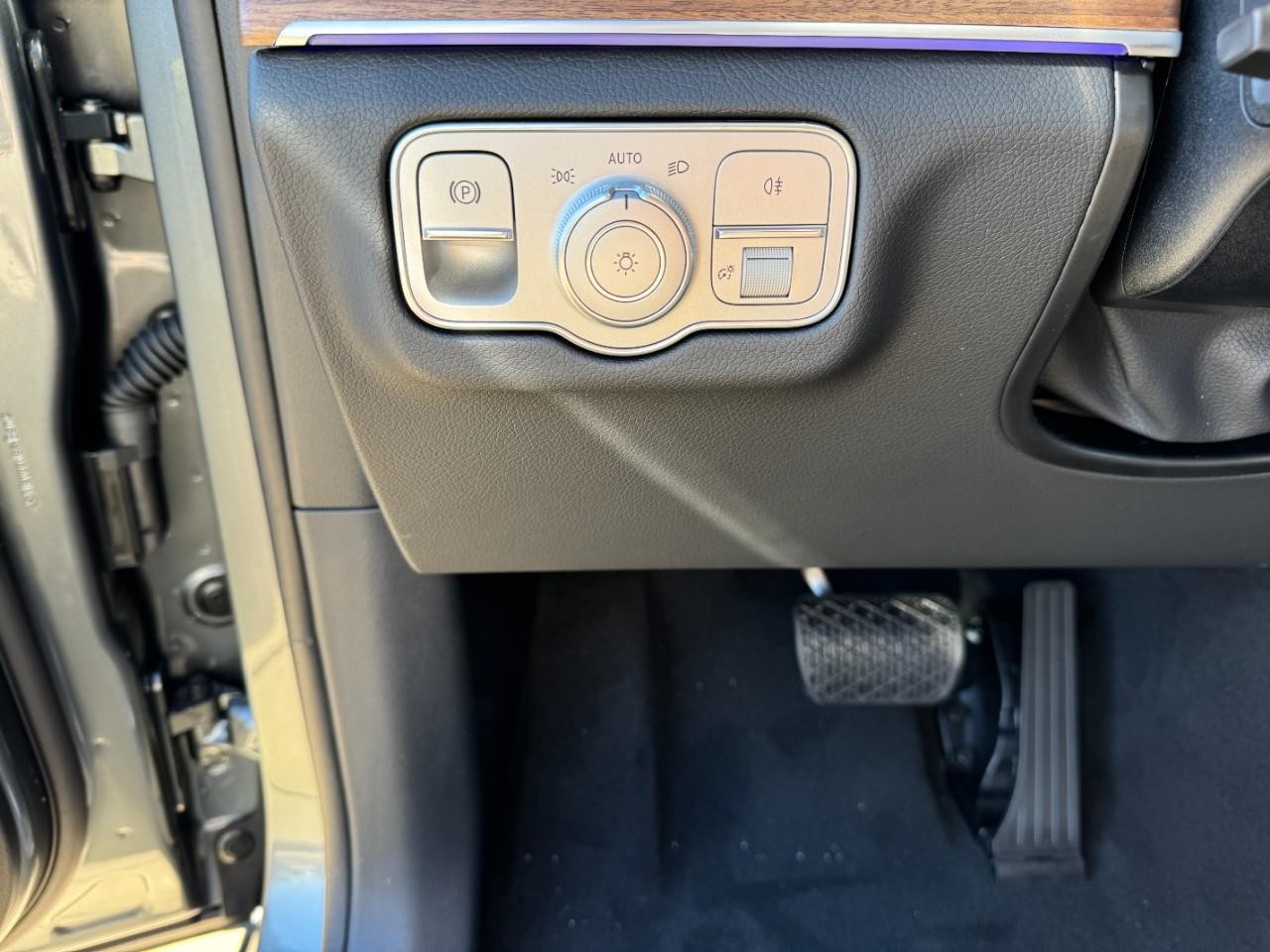 Mercedes-Benz GLE Vehicle Full-screen Gallery Image 32