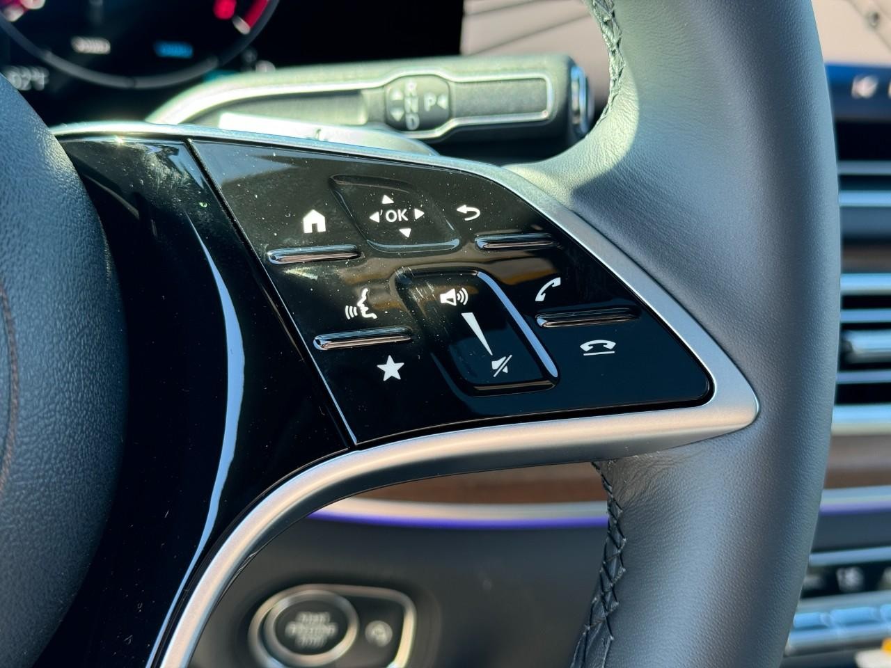 Mercedes-Benz GLE Vehicle Full-screen Gallery Image 34