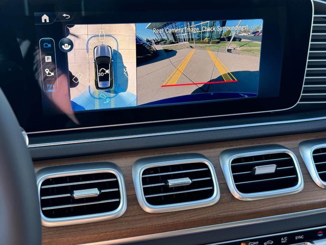 Mercedes-Benz GLE Vehicle Full-screen Gallery Image 37