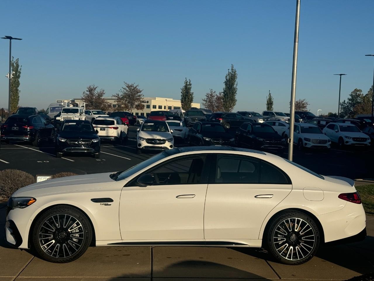 Mercedes-Benz E-Class Vehicle Full-screen Gallery Image 2