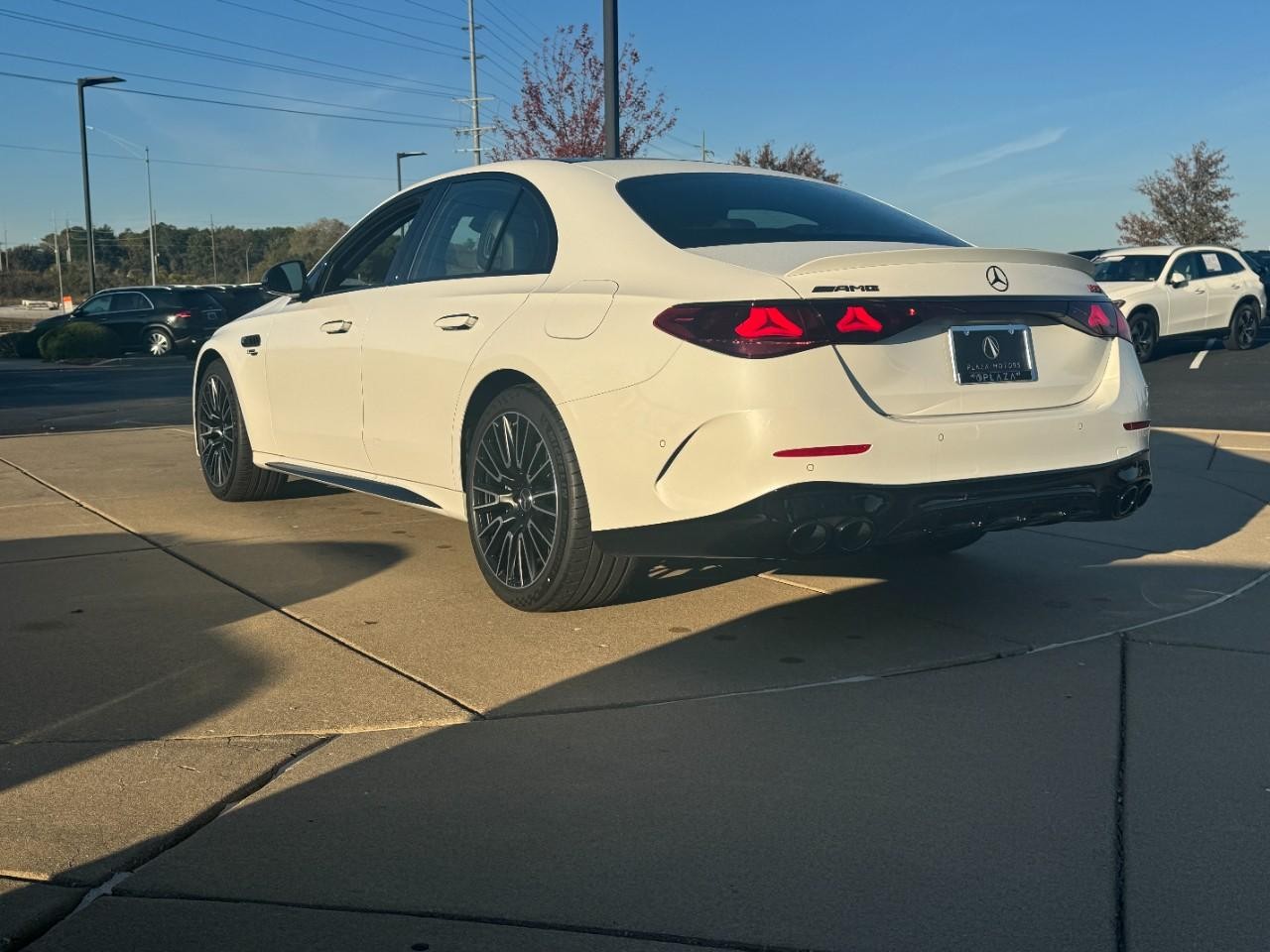 Mercedes-Benz E-Class Vehicle Full-screen Gallery Image 3