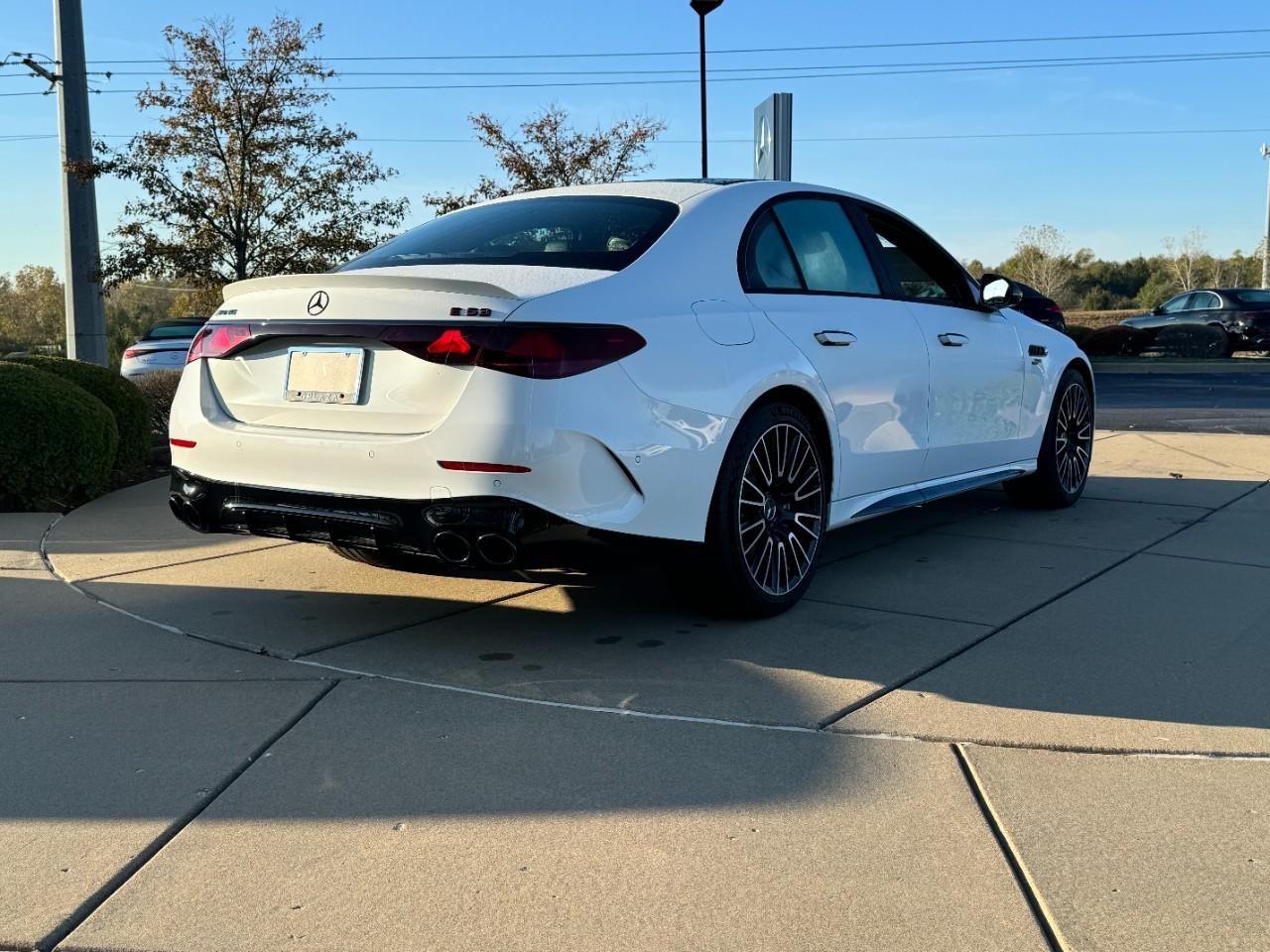 Mercedes-Benz E-Class Vehicle Full-screen Gallery Image 4